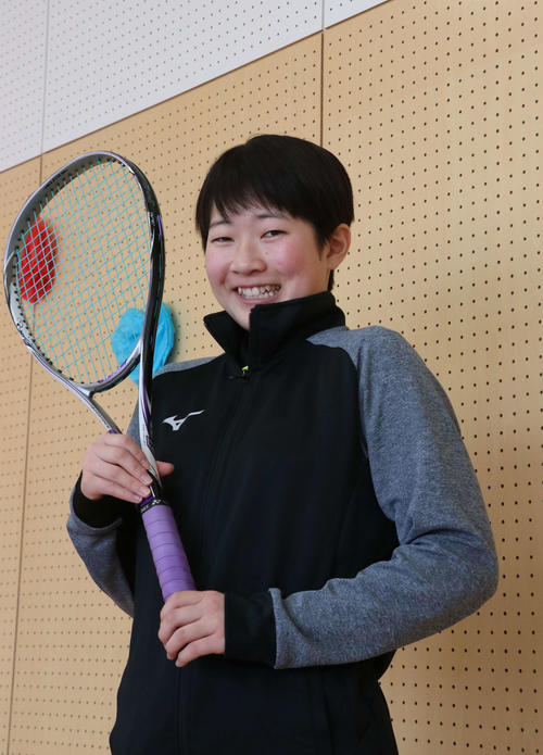 三重高に進学した原田はソフトテニスのラケットを手に成長を誓う（撮影・浅水友輝）