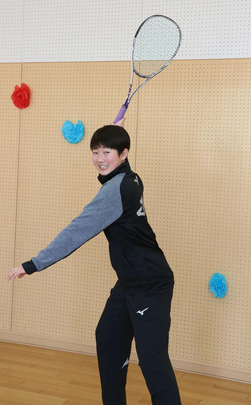 三重高に進学した原田はソフトテニスのラケットを手に成長を誓う（撮影・浅水友輝）