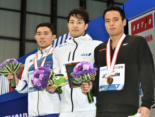 男子400メートル個人メドレーで優勝した瀬戸(中央)は表彰式で記念撮影する。左は2位の猪狩。右は3位の藤森(撮影・滝沢徹郎)