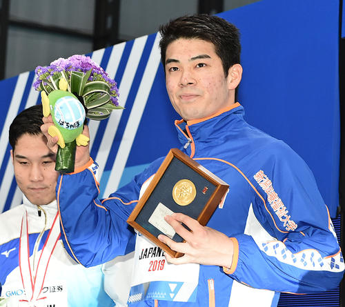 男子100メートルバタフライで優勝した水沼（手前）は表彰式で観客の声援に応える（撮影・滝沢徹郎）