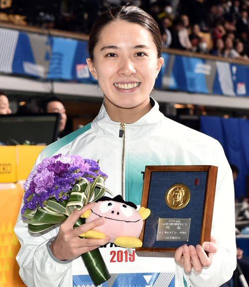 女子400メートル個人メドレーで優勝した大橋は笑顔（2019年4月8日撮影）