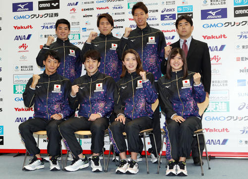 7月に韓国・光州で行われる世界水泳の日本代表に選ばれ、記念撮影する、前列左から入江、瀬戸、大橋、長谷川、後列左から水沼、松元、渡辺、平井ヘッドコーチ（撮影・狩俣裕三）