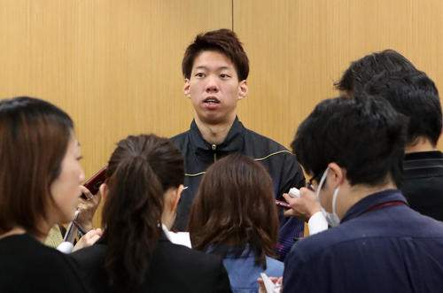 7月の世界水泳の日本代表に選ばれ、記者の質問に答える渡辺（撮影・狩俣裕三）