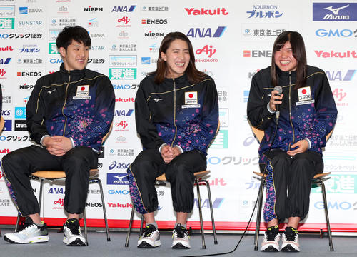 7月の世界水泳の日本代表に選ばれ、会見で笑顔を見せる、左から瀬戸、大橋、長谷川（撮影・狩俣裕三）