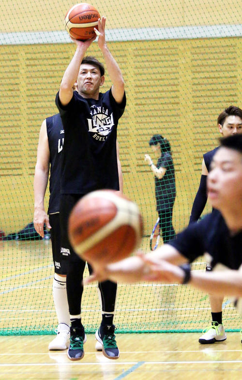 シュート練習に励む北海道の折茂社長兼選手（撮影・永野高輔）
