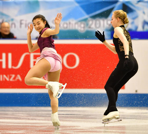 世界フィギュアスケート国別対抗戦2019 前日練習で自身の曲が流れている時にほかの選手とぶつかりそうになりブレーキをかける坂本花織(撮影・清水貴仁)