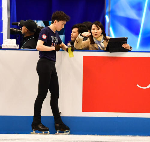 世界フィギュアスケート国別対抗戦2019 前日練習を行うビンセント・ゾウ(左)と浜田美栄コーチ(撮影・清水貴仁)
