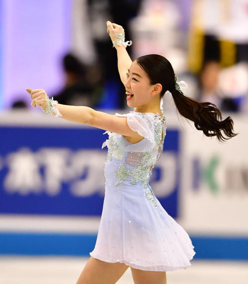 女子SPの演技を終えガッツポーズを見せる紀平（撮影・清水貴仁）