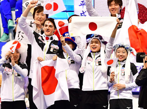世界フィギュアスケート国別対抗戦2019　男子ショートプログラムで滑る田中を応援する紀平（右端）ら日本チーム（撮影・清水貴仁）