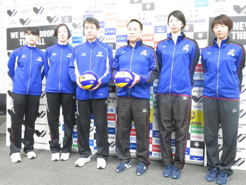 決勝第2戦を前に会見に臨んだ、左から東レ黒後、堀川主将、菅野監督、久光製薬・酒井監督、岩坂主将、石井（撮影・小堀泰男）