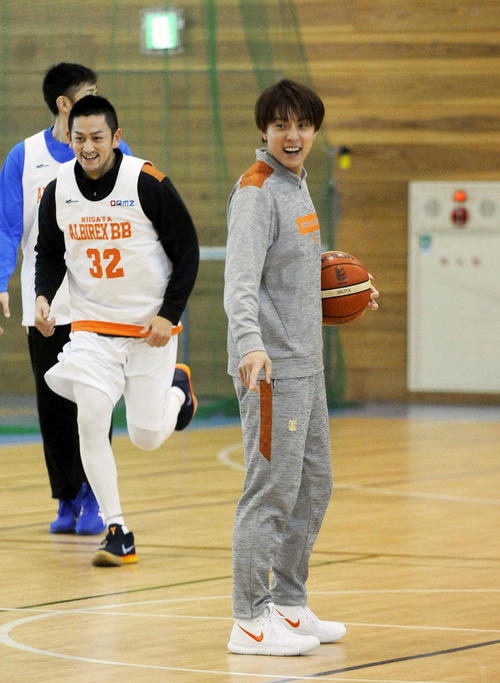 川崎戦前日の練習中、笑顔を見せるPG五十嵐（右）（撮影・斎藤慎一郎）