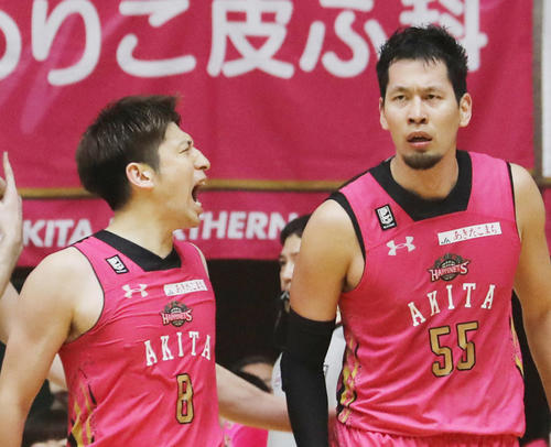 7日、SR渋谷戦でシュートブロックをした秋田の谷口（右）と喜ぶ下山大