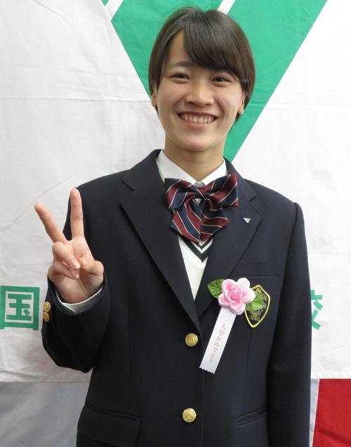 入学式を終えて、笑みを浮かべる浜屋玲奈さん（撮影・峯岸佑樹）