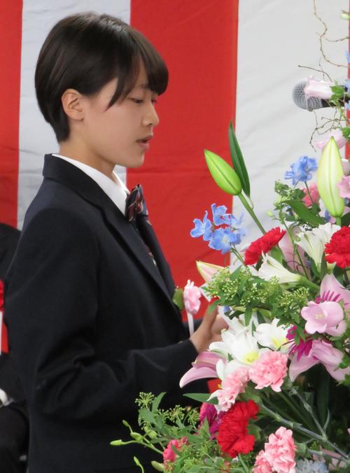 新入生を代表して、誓いの言葉を述べる浜屋玲奈さん（撮影・峯岸佑樹）