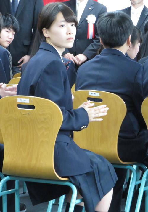 職員紹介で振り返る浜屋玲奈さん（撮影・峯岸佑樹）