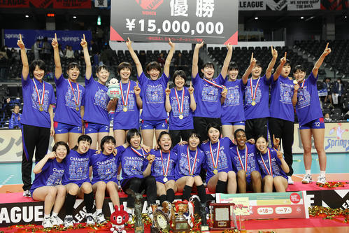 東レを下しVリーグで優勝した久光製薬の選手たち（撮影・中島郁夫）