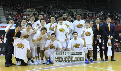 中地区優勝を決めて優勝盾を持つ五十嵐圭（中央）ら新潟の選手は、賞金ボードとともに笑顔で記念撮影（撮影・浦部歩）