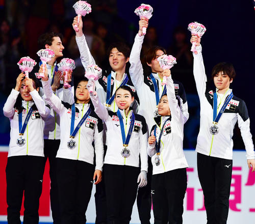 世界フィギュアスケート国別対抗戦2019　表彰式で手を振る2位の日本チーム（撮影・清水貴仁）