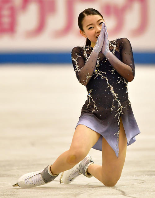 女子フリーで滑り終えた紀平は手を合わせる（撮影・清水貴仁）