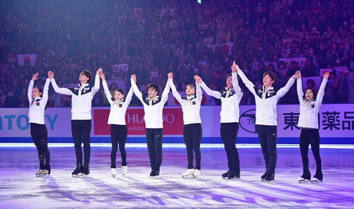世界フィギュアスケート国別対抗戦2019　エキシビションで滑りを披露する日本チーム、左から小松原美里、ティム・コレト、紀平梨花、宇野昌磨、坂本花織、田中刑事、市橋翔哉、三浦璃来（撮影・清水貴仁）