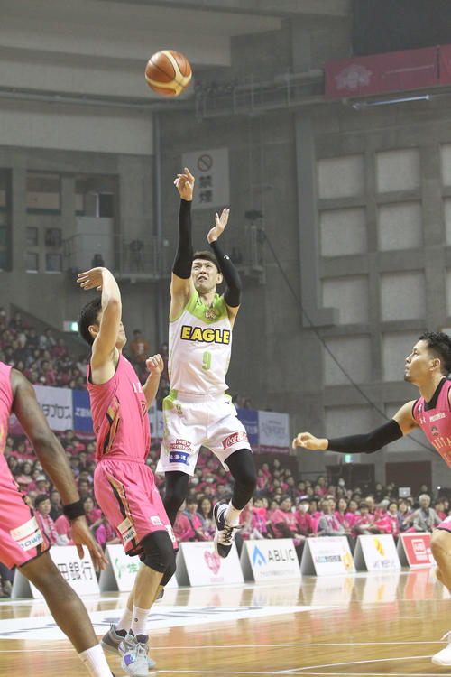 秋田対レバンガ北海道　第1Q、3点シュートを放つレバンガ北海道の折茂（C）B．LEAGUE