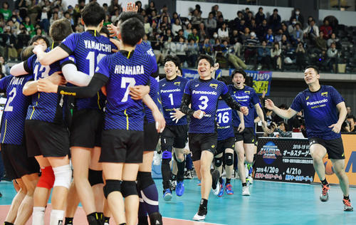 パナソニック対JT　優勝を決め、喜びを爆発させるパナソニック清水（奥左）ら選手たち（撮影・滝沢徹郎）