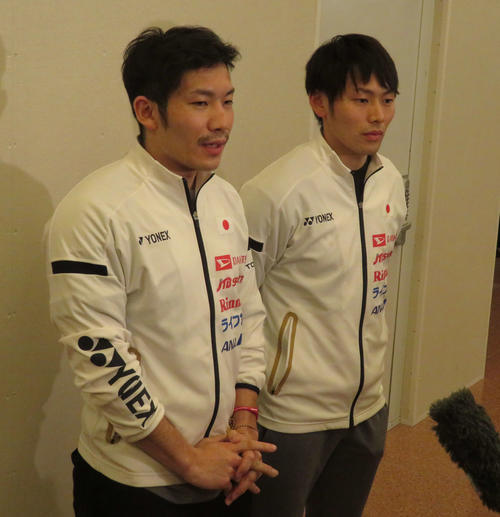 シンガポールオープンで優勝し、帰国後取材に応じる園田啓悟（左）と嘉村健士（撮影・松熊洋介）