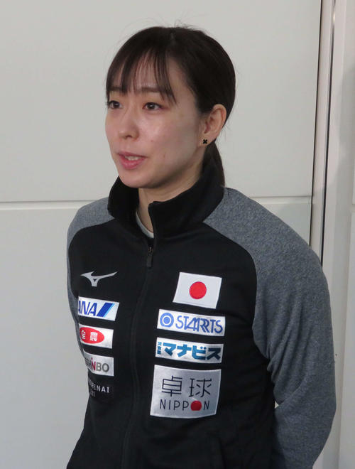 世界選手権に向け羽田空港で意気込みを語る石川佳純（撮影・松熊洋介）