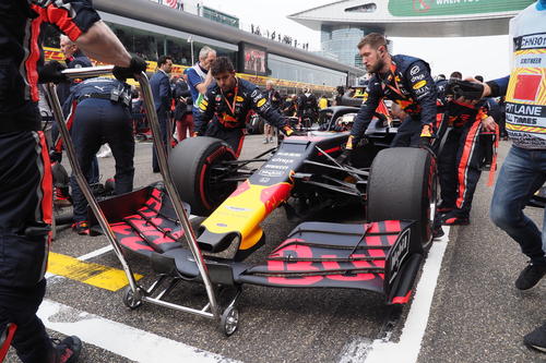 グリッドでスタートを待つレッドブル・ホンダのマックス・フェルスタッペン