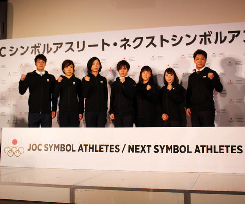 シンボルアスリート認定式に出席した選手。左から瀬戸大也、小平奈緒、高木美帆、宇野昌磨、登坂絵莉、三宅宏実、阿部一二三（撮影・阿部健吾）