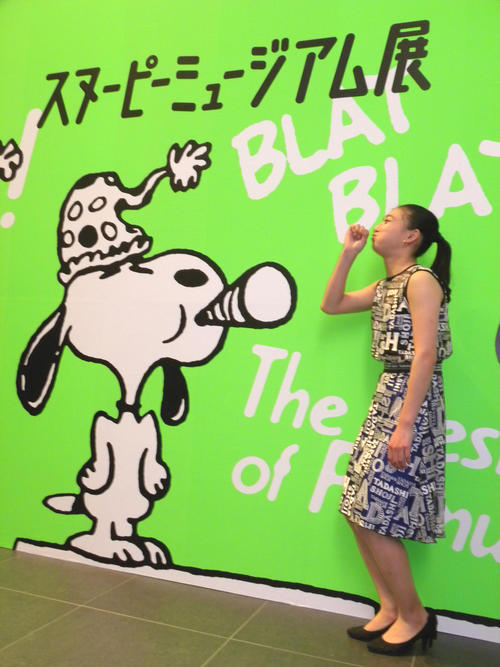 グランフロント大阪で行われている「スヌーピーミュージアム展」を訪れ、マネをしておどける坂本花織（撮影・松本航）