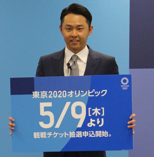 公式チケット販売サイト開設発表イベントで申し込み開始日の5月9日をPRする北島氏