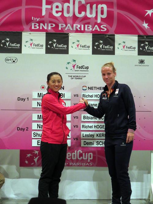 日本NO・1の土居（左）とオランダNO・2のホヘンカンプ