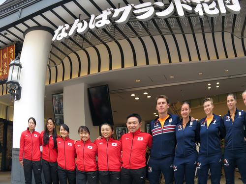 お笑いの殿堂「なんばグランド花月」前で日本チームとオランダチーム