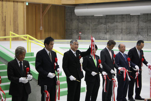 竣工式のテープカット。テープを掲げる新潟・村上市の高橋市長