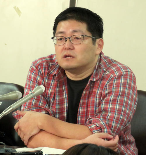 記者会見を行った原告の父親（撮影・峯岸佑樹）