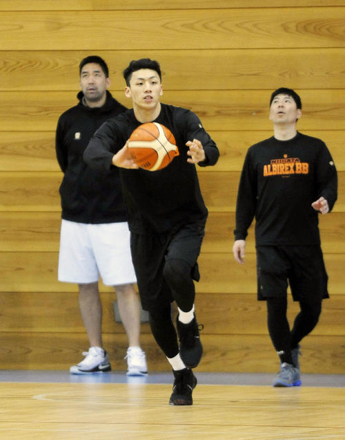 「地元に恩返しをしたい」と気持ちを込めて横浜戦に臨むSG今村（右から2人目）（撮影・斎藤慎一郎）