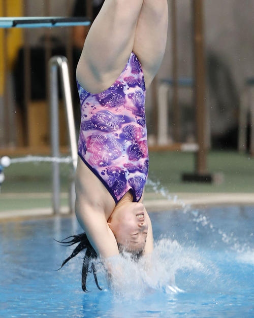 女子3メートル板飛び込みで優勝した三上紗也可（共同）