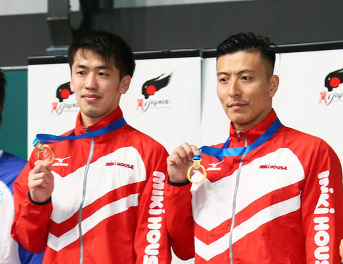 男子シンクロ3メートル板飛び込みで優勝しメダルを手に笑顔を見せる寺内（右）、坂井組（撮影・足立雅史）