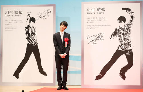 新たなモニュメントデザインを除幕した羽生結弦（撮影・林敏行）
