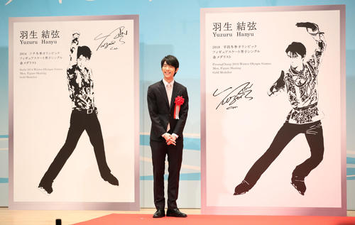新たなモニュメントデザインを除幕した羽生結弦（撮影・林敏行）