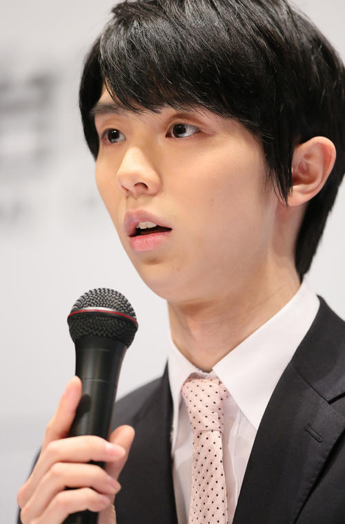 記者会見する羽生結弦（撮影・林敏行）