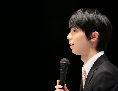 記者会見する羽生結弦（撮影・林敏行）