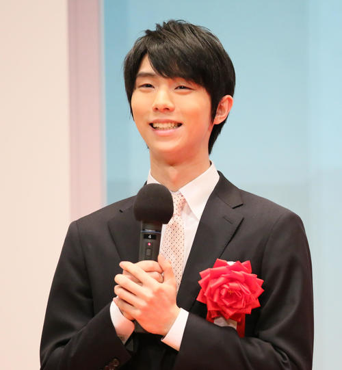 笑顔で質問に答える羽生結弦（撮影・林敏行）