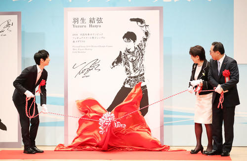 新たなモニュメントデザインを除幕する羽生結弦（撮影・林敏行）