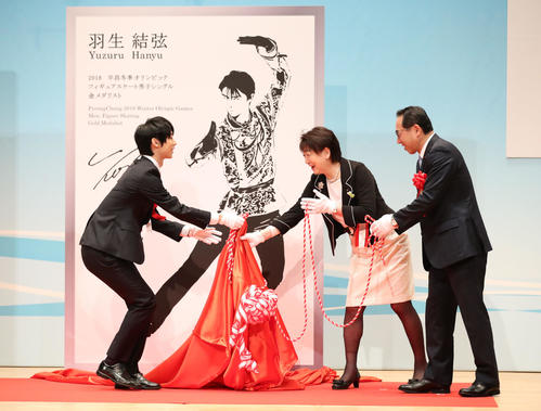 新たなモニュメントデザインを除幕し、自ら幕を片付ける羽生結弦（撮影・林敏行）