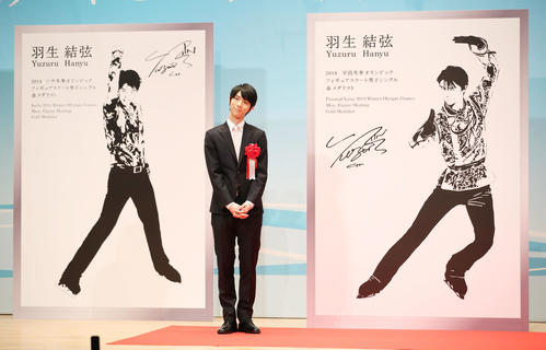 新たなモニュメントデザインを除幕した羽生結弦（撮影・林敏行）