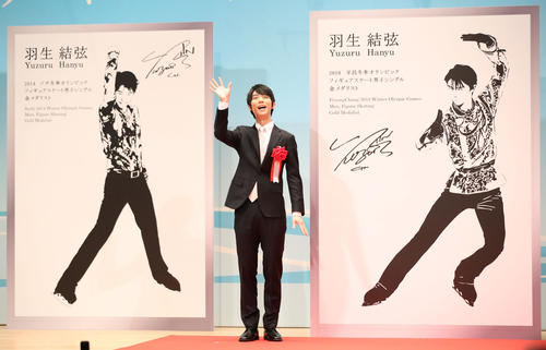 新たなモニュメントデザイン（右）の前で手を振る羽生結弦（撮影・林敏行）