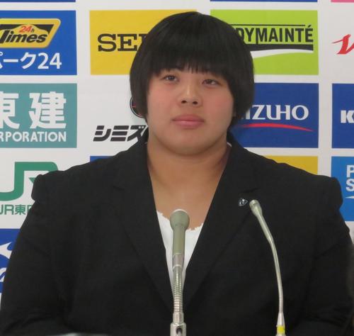 全日本女子選手権への意気込みを語る素根輝（撮影・峯岸佑樹）