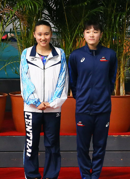 女子シンクロ3メートル板飛び込みで2位となった金戸凜（左）安田舞組